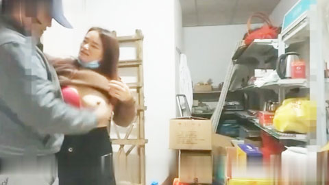 迷妹推荐--大哥上摸奶子下扣逼，老板娘被搞到粗气直喘，撅着屁股任由鸡巴抽抽插