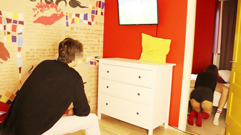 迷妹推荐--眼睁睁看着室友和女友滚床单