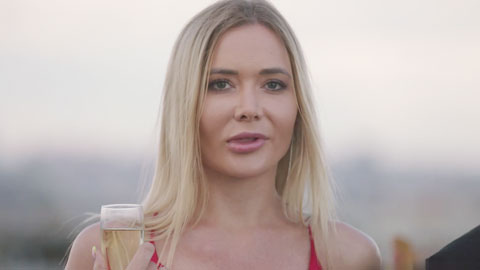 酒会上搜寻猎物