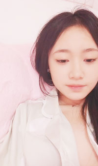 当一个女孩拿着肉棒自慰快要高潮的时候，妈妈突然推门进来，你什么反应当场社死呀