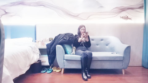 迷妹推荐--穿着衣服看不出身材，脱光了那身材太劲爆了，性格很好很爱笑，各种姿势配合完成