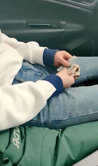 男主播冒充抖音主持套路正在摘野菜的学妹到车上啪啪