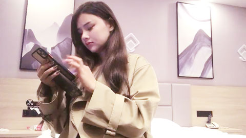 迷妹推荐--约了个颜值不错甜美斑点裙妹子，口交舔弄抱着大力猛操呻吟娇喘诱人