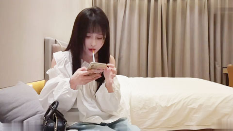 迷妹推荐--乖巧长相甜美的美少女，皮肤又滑又嫩，在床上骚浪清纯的样子还挺好看