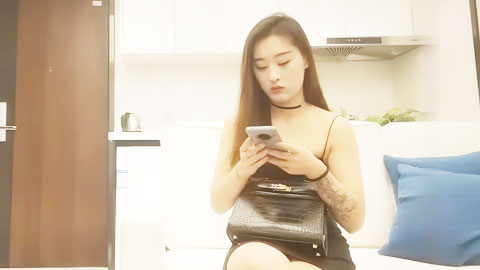 迷妹推荐--高颜值纹身吊带妹子，镜头前口交舔弄摸逼特写抬腿后人，性格美臀上位骑坐抽插