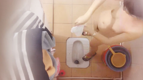 咸湿房东浴室偷装摄像头偷拍_大胸女租客打工妹脱光光拉粑粑后一边唱歌一边洗澡