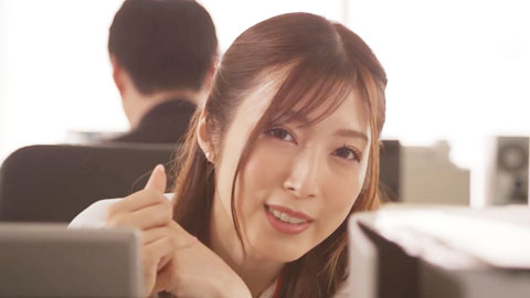 工作的时候，坐在对面桌子的、被传为“社长的情人”的资深同事今井，一直盯着我看_002