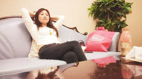 迷妹推荐--专攻高质量美少妇，妩媚温柔，2000人民币换来销魂一刻，人气爆棚香艳劲爆