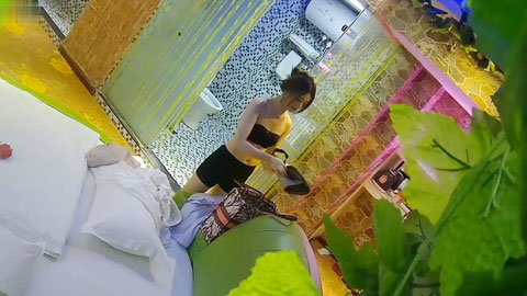 迷妹推荐--极品美女和男友酒店开房洗澡啪啪啪