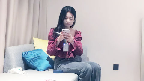 迷妹推荐--青涩妹子19岁经典红衣够甜美