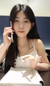 23岁某校花卧室复习功课时扣扣逼 操操逼~