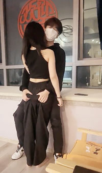 外围人气学生妹，苗条身材长腿妹子，蹲着口交舔屌抬腿抽插，放在桌子上大力撞击