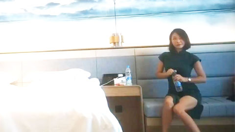 迷妹推荐--光头佬探花老王酒店_大战旗袍少妇情趣内衣打屁股一字马抽插还没插就溜了好多水