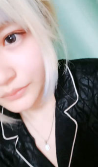 在学生宿舍里，四下无人之际，露出极品美乳，少女的粉穴水好多