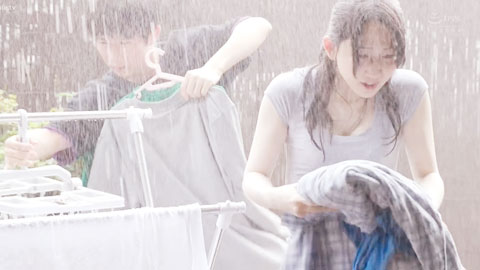 回家的7天，被姐姐用透明内裤的恶魔笑容和美臀引诱，我的理智崩溃了，一直在做爱 水俊假名_002