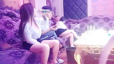 两拨十几个妹子精挑细选，淫乱KTV上激情4P，灯红酒绿漂亮小姐姐苗条诱人干爽高潮