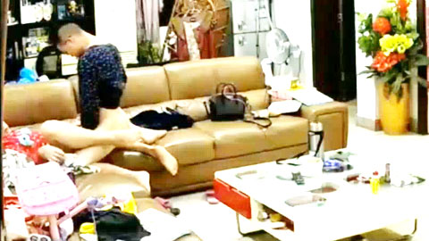 迷妹推荐--家庭网络摄像头破解被黑客盯上的大意哥又和媳妇在客厅啪啪了叫床呻吟还不错