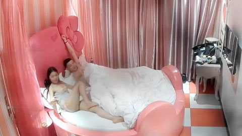 迷妹推荐--偷拍小哥和模特身材漂亮女友开房真会玩猫耳缸腮狐狸尾巴