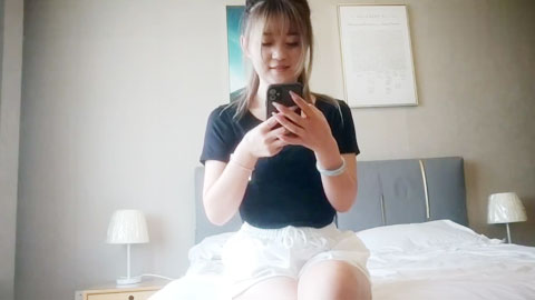 迷妹推荐--身材苗条的反差婊新姿势搞的她高潮淫叫抽搐