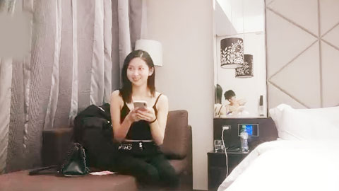 迷妹推荐--揉搓美穴，好紧和橡皮筋箍住一样，骑乘打桩流了好多水，操的妹子受不了