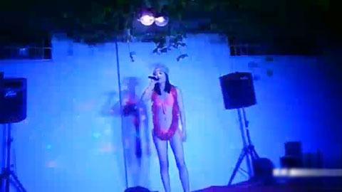 迷妹推荐--偷拍县城电影院 深夜上演模特队艳舞时装秀几个油腻大叔抵挡不住诱惑上前去咸猪手摸逼舔胸