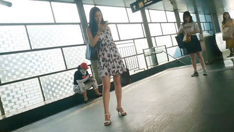 迷妹推荐--多个丁字裤靓妹小妹超骚丁内走动中两侧肥BB不断挤出超骚丁内侧露肥BB