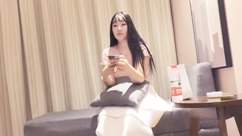 迷妹推荐--丰满身材大奶妹，撩起衣服吸奶上位骑乘猛操晃动奶子