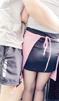 厨房偷袭小嫂子，半推半就下大屌插入嫂子肥穴