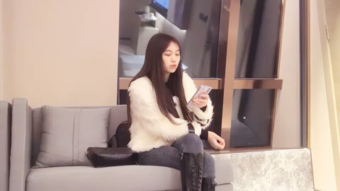 迷妹推荐--黑靴牛仔裤笑起来甜美妹子，先舌吻舔弄奶头按头口交，上位骑坐侧入各体位抽插大力猛操