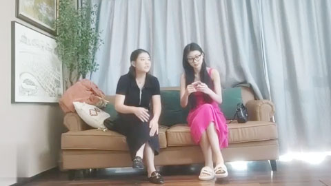 迷妹推荐--酒店大战白领两闺蜜双飞各种姿势插，最后接到电话说有查房才放过她俩骚货