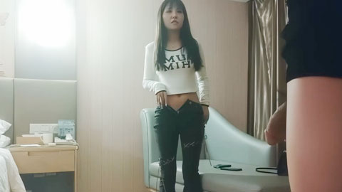 迷妹推荐--牛仔模特女，一对大奶兜不住