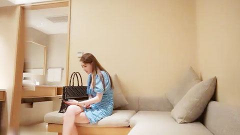 迷妹推荐--极品颜值美乳蓝裙外围妹子，镜头前口交摸逼骑乘晃动大奶，拉着手后人猛操抬腿侧入