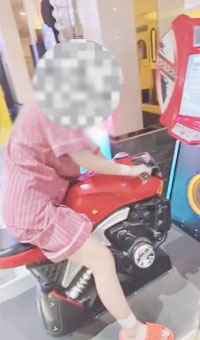 在洗浴中心跟妹妹做爱玩水晶珠！