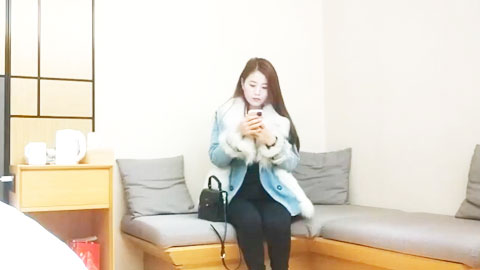 迷妹推荐--约操肉感小少妇，按着头深喉口交，怼着骚穴激情爆操，搞得太猛了多没力气了