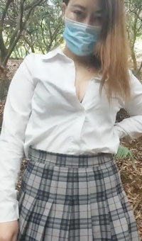 500块约个人妻野战，大胸又白又挺，小山坡下无人好办事，脱下JK抠穴后入，紧张刺激