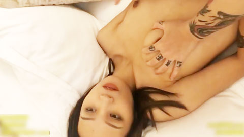 绝世珍品两个漂亮的女同性恋，在摄影湿的指导下交欢_拍写真纪念，纹身的那个是攻吧，也是个俊俏的姑娘，俩人互舔好舒服