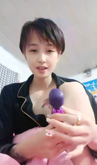 短发露脸气质小少妇，性感火辣的纹身跟小哥激情啪啪