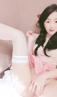 长相甜美的蝴蝶结小姐姐，直播自慰假鸡巴插粉逼