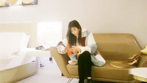 迷妹推荐--成熟性感御姐极品挑逗看的想狠狠搞她，扶着鸡巴用力吸吮把玩