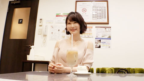 21岁E罩杯美女职员受幕后妹子启发申请AV超de_M觉醒