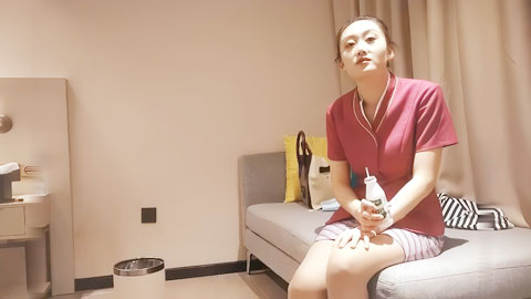 迷妹推荐--约了个苗条少妇，穿上制服沙发上操抠逼骑乘大力猛操