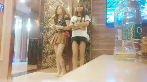 迷妹推荐--小伙迎战小萝莉，沙发上观音坐莲翘臀诱人，精彩佳作高潮迭起