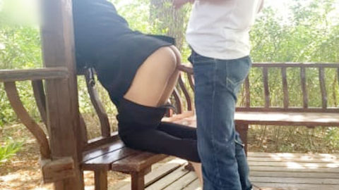 中午和女同事一起打野战，强制内射