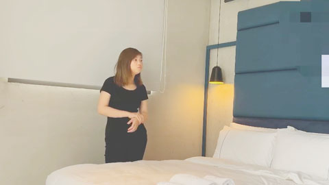 迷妹推荐--学生妹援交，一对车灯超大，先按摩再干肉肉的无套内射看着就非常爽