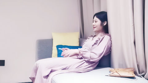 迷妹推荐--甜美红裙妹子第2部_青涩妹子略害羞性感情趣小肚兜