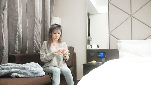 迷妹推荐-牛仔裤美妞，超近视角深喉扣穴，很敏感没搞几下就高潮，后入撞击屁股啪啪声