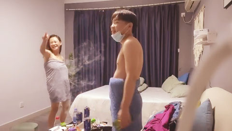 迷妹推荐--精神小伙兄弟俩约两个良家熟女，淫乱4P，两个骚货真是男人榨汁机干得激情