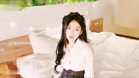 迷妹推荐--窈窕身材露脸青春抚媚美少女【御梦子】首次肉搏大战 强上醉酒御姐 被男主大屌后入狠狠抽射