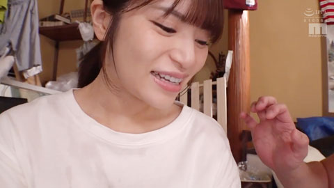 女大学生在垃圾房被涂满春药，变成自慰者进行强奸_001