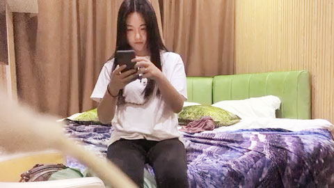 迷妹推荐--极品少妇，舔奶69摸逼口交上位骑坐抬腿侧入抽插猛操，她还觉操得太快了没个好脸色